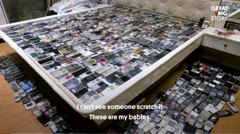 Mobile Man of India owns 2371 Cell Phones from Around the World