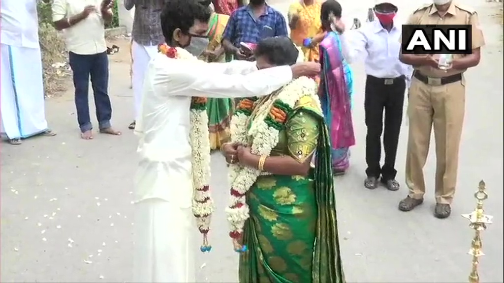 Inter-state couple take wedding vows on Kerala-Tamil Nadu Border during the nationwide lockdown